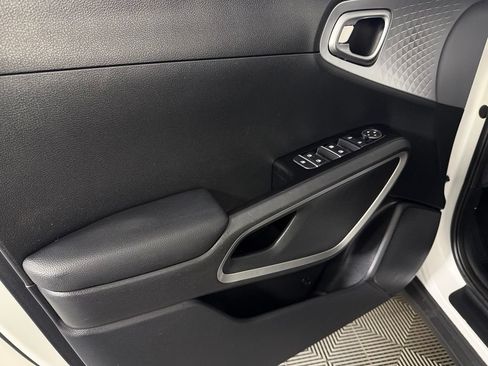 Used 2025 Kia Soul LX w/ LX Technology Package FWD image 24