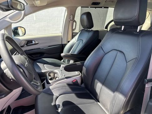 Used 2024 Chrysler Pacifica Touring-L FWD image 9