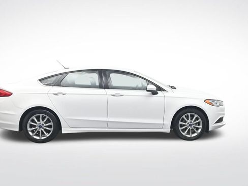 Used 2017 Ford Fusion SE w/ Fusion SE Technology Package FWD image 4
