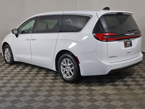 Used 2025 Chrysler Pacifica Select image 11