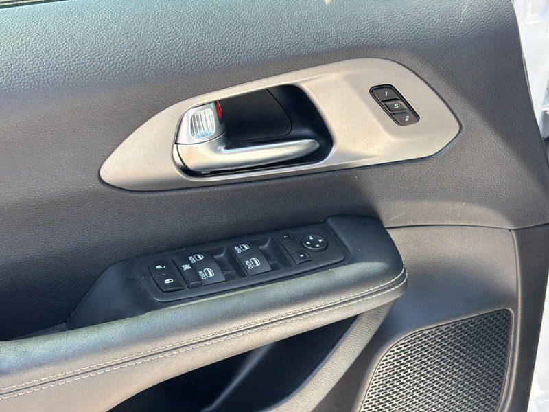 Used 2025 Chrysler Pacifica Select FWD image 19