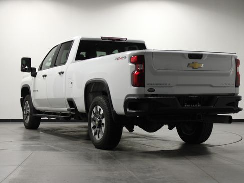 Used 2022 Chevrolet Silverado 2500 Custom w/ Custom Value Package AWD/4WD image 6