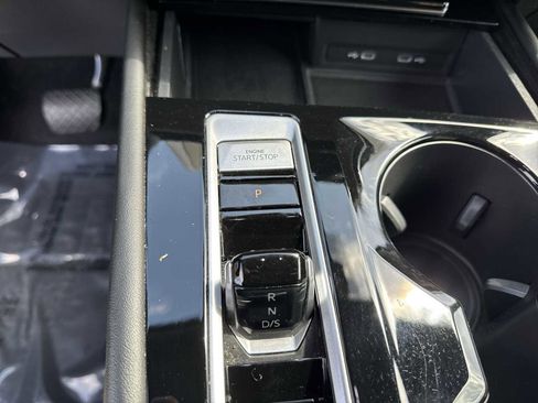 Used 2024 Volkswagen Atlas Cross Sport SE image 31