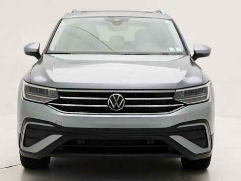 Used 2022 Volkswagen Tiguan SE w/ Panoramic Sunroof Package FWD image 4
