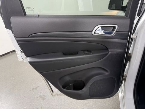 Used 2020 Jeep Grand Cherokee Altitude image 15