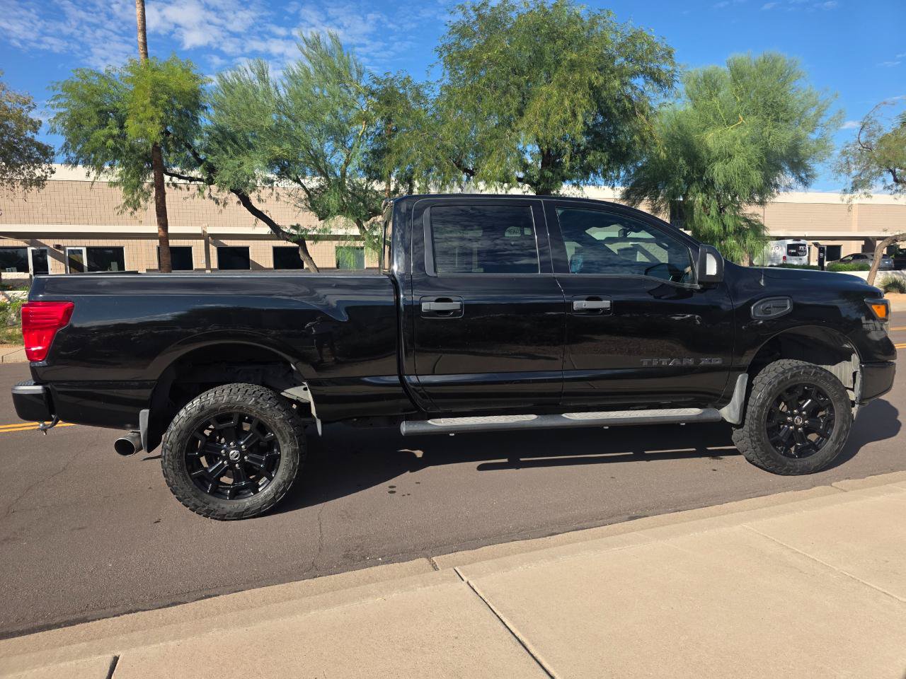 Used 2018 Nissan Titan SV w/ SV Convenience Package AWD/4WD image 17