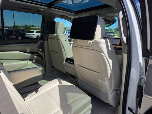 Used 2025 Cadillac Escalade Premium Luxury Platinum AWD/4WD image 14