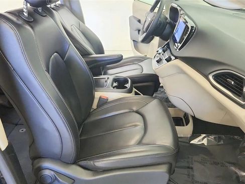 Used 2023 Chrysler Pacifica Touring-L FWD image 36