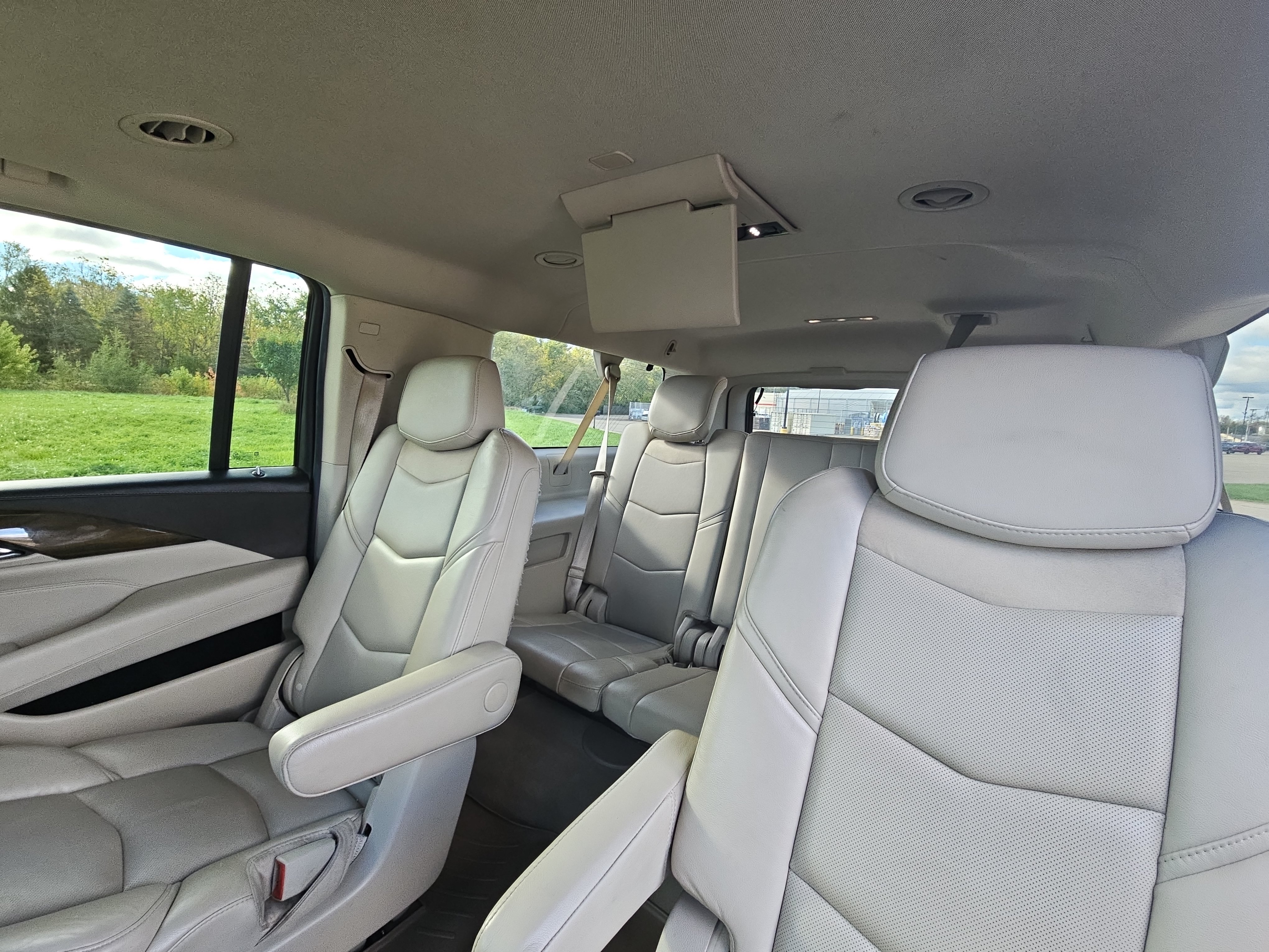 Used 2019 Cadillac Escalade ESV Premium Luxury AWD/4WD image 17