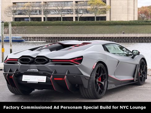 Used 2024 Lamborghini Revuelto image 8