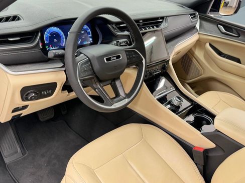 Used 2023 Jeep Grand Cherokee Limited AWD/4WD image 3