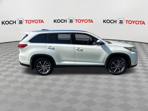 Used 2019 Toyota Highlander XLE AWD/4WD image 9