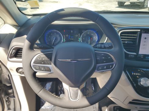 Used 2024 Chrysler Pacifica Touring-L image 18