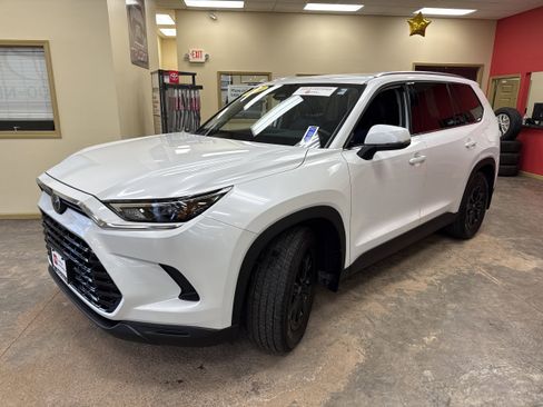 Certified 2024 Toyota Grand Highlander XLE image 3