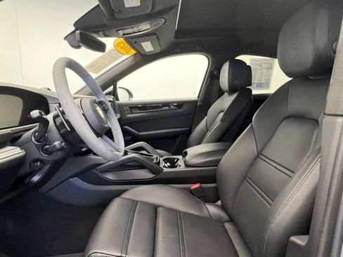 Certified 2025 Porsche Cayenne GTS AWD/4WD image 5