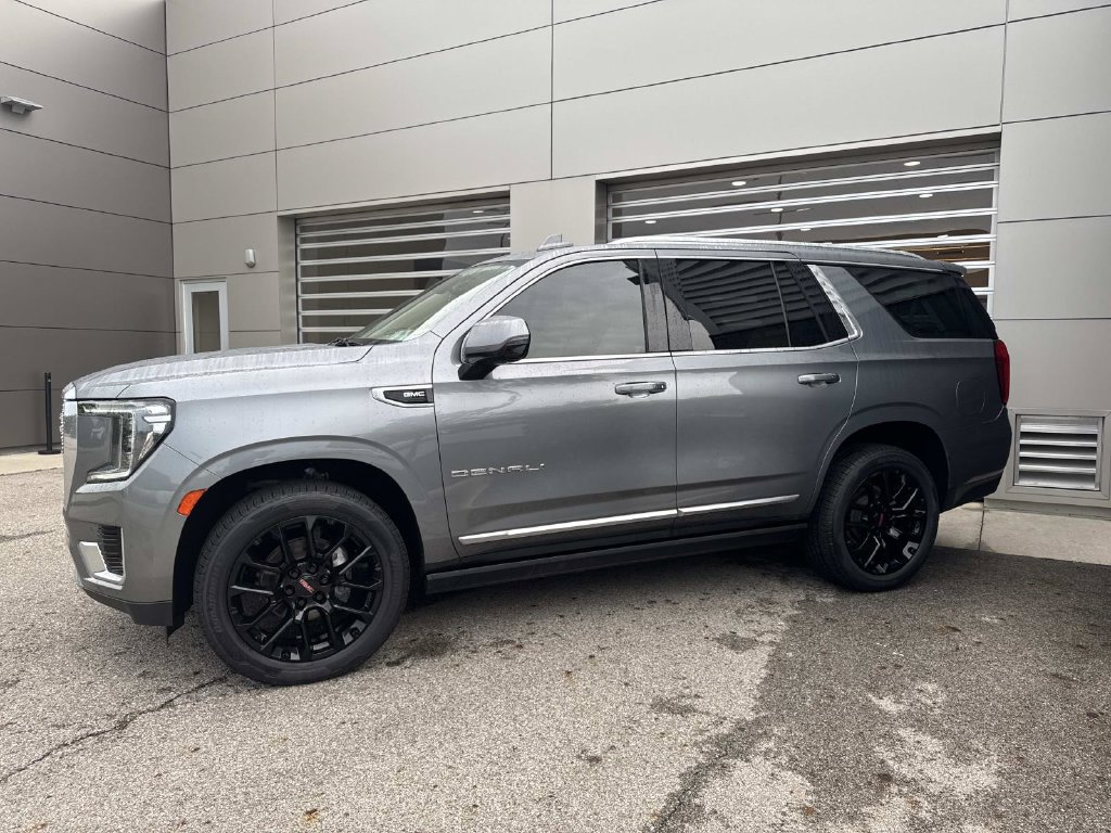 Used 2022 GMC Yukon Denali w/ Denali Premium Package AWD/4WD image 3