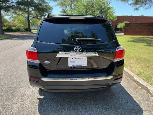 Used 2013 Toyota Highlander Plus FWD image 4