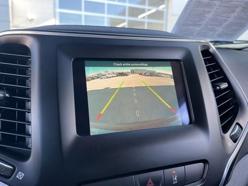 Used 2021 Jeep Cherokee Latitude image 24