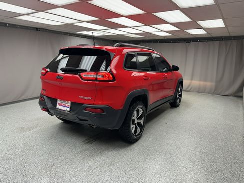 Used 2018 Jeep Cherokee Trailhawk w/ Cold Weather Group AWD/4WD image 17