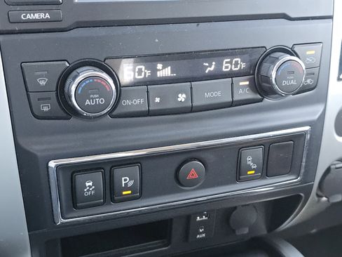 Used 2017 Nissan Titan SV image 22