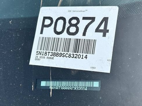 Used 2025 Nissan Rogue SV AWD/4WD image 16