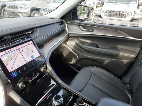 Used 2022 Jeep Grand Cherokee Limited image 19