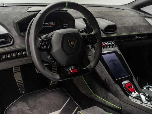 Used 2024 Lamborghini Huracan Sterrato image 13