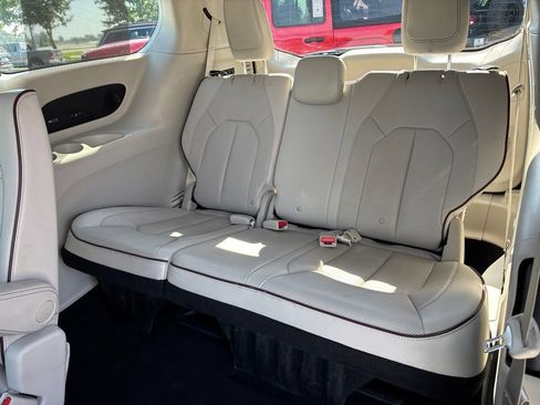 Used 2017 Chrysler Pacifica Limited w/ UConnect Theater Package FWD image 18