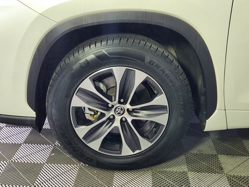 Used 2021 Toyota Highlander XLE image 9