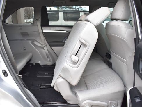 Used 2016 Toyota Highlander LE image 27