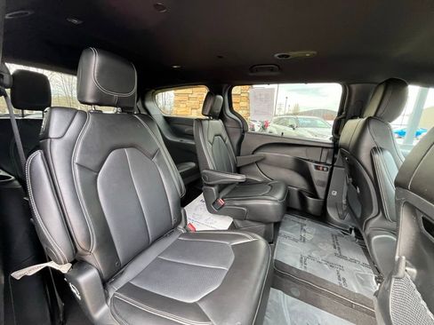Used 2025 Chrysler Pacifica Select image 32