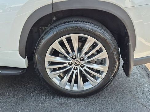 Certified 2025 Toyota Highlander Platinum AWD/4WD image 7
