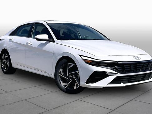 Used 2025 Hyundai Elantra SEL FWD image 3