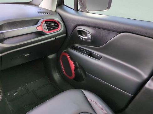 Used 2022 Jeep Renegade Trailhawk image 17