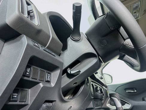 Used 2025 Nissan Frontier SV w/ SV Convenience Package image 8