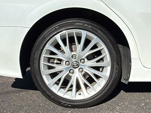 Used 2020 Toyota Camry XLE image 9