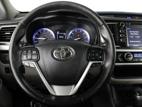 Used 2019 Toyota Highlander XLE AWD/4WD image 9