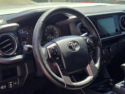 Used 2018 Toyota Tacoma TRD Off-Road w/ Technology Package AWD/4WD image 18