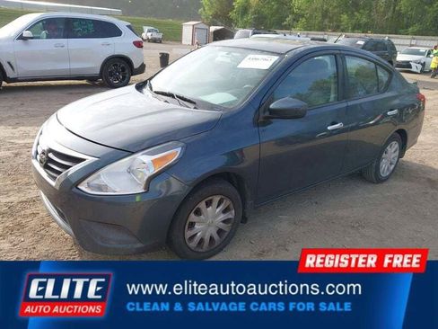 Used 2017 Nissan Versa SV image 4