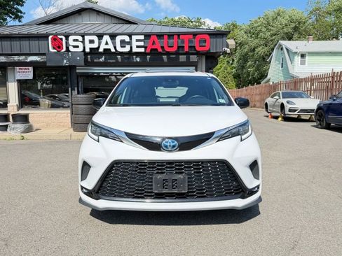 Used 2021 Toyota Sienna XSE FWD image 2