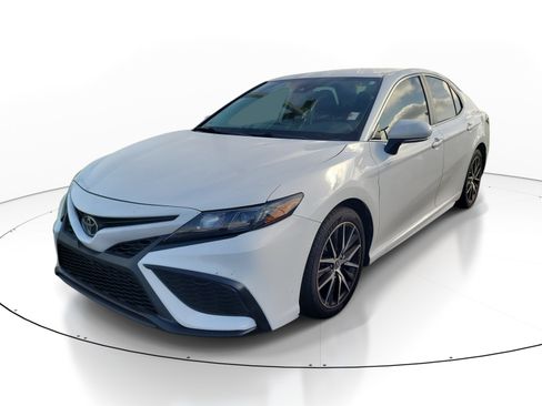 Used 2023 Toyota Camry SE FWD image 3