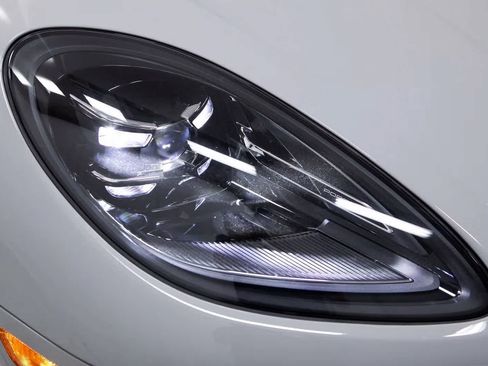 Certified 2026 Porsche Macan image 16