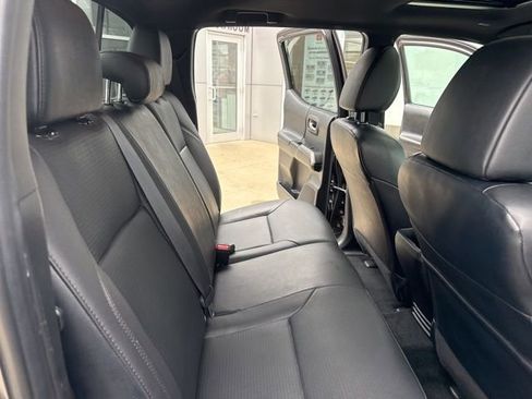 Used 2022 Toyota Tacoma Limited image 32
