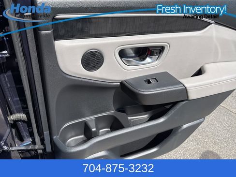 Certified 2025 Honda Pilot Elite image 17