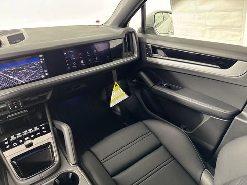 Certified 2025 Porsche Cayenne S image 27