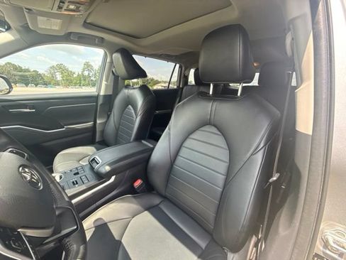 Used 2023 Toyota Highlander XLE AWD/4WD image 14