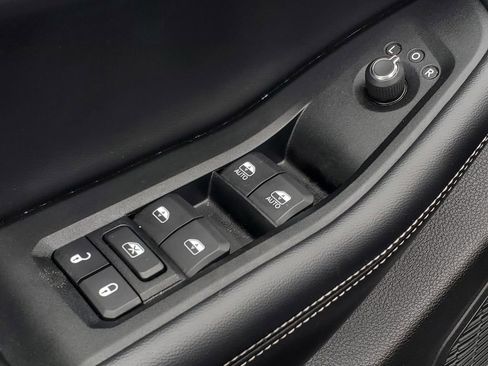 Used 2024 Jeep Grand Cherokee L Limited w/ Luxury Tech Group II image 17