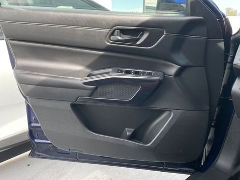 Used 2025 Nissan Pathfinder SV image 18