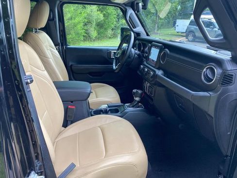 Used 2018 Jeep Wrangler Unlimited Sahara AWD/4WD image 37