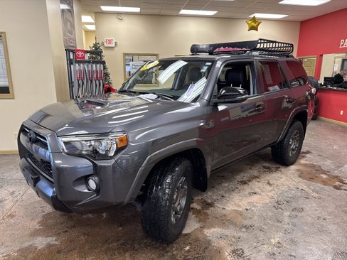 Used 2020 Toyota 4Runner Venture image 3
